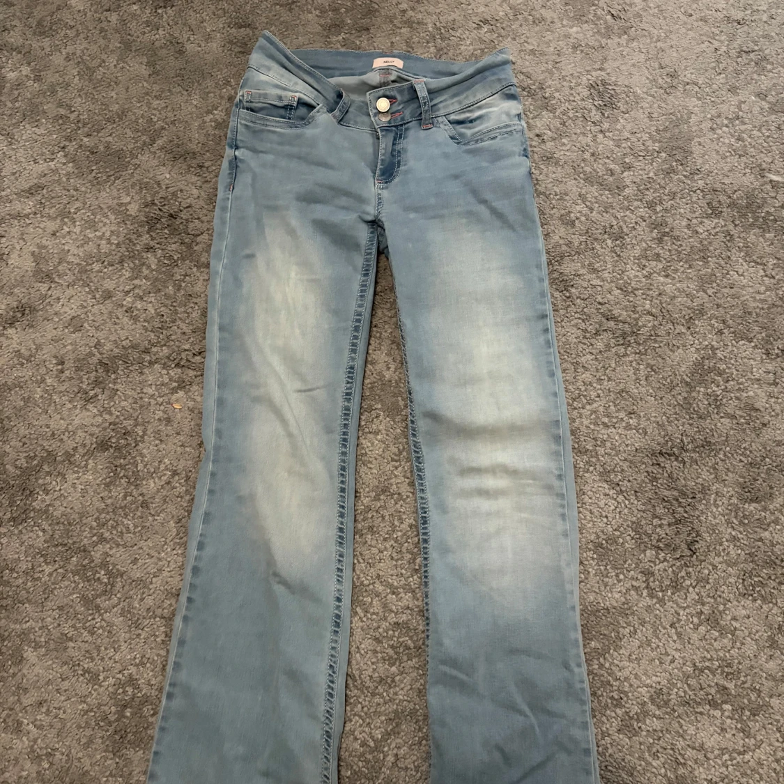 Ljusblå bootcut jeans från Nelly