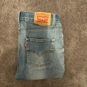 Levi jeans me slitningar - Säljer nu mina ljusblå Levi jeans med slitningar i storlek 12a! | nypris: 800 mitt pris 399!| killen på bilden är 161!| skriv vid minsta fråga eller fundering!