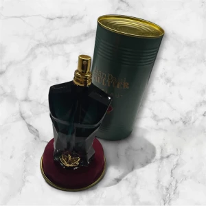 Helt Ny Le Beau Le Parfum 125 ml - Jean Paul Gaultier – Le Beau Le Parfum Lyxig och förförisk herrdoft som drar blickarna till sig. Helt ny och oanvänd i perfekt skick – redo att bli din nya signaturparfym