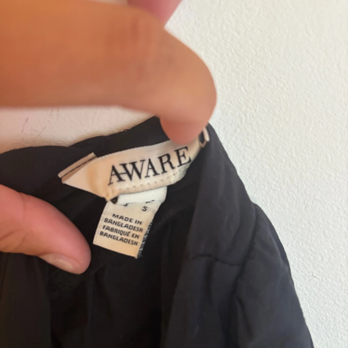Svart blus med puffärm från AWARE - 2