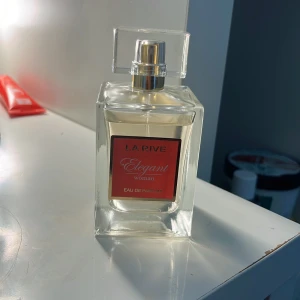 La Rive Elegant Woman Eau de Parfum - La Rive Elegant Woman Eau de Parfum från normal. Säljer då jag aldrig använder den. Perfekt för dig som gillar klassiska och feminina dofter.💕💕💕
