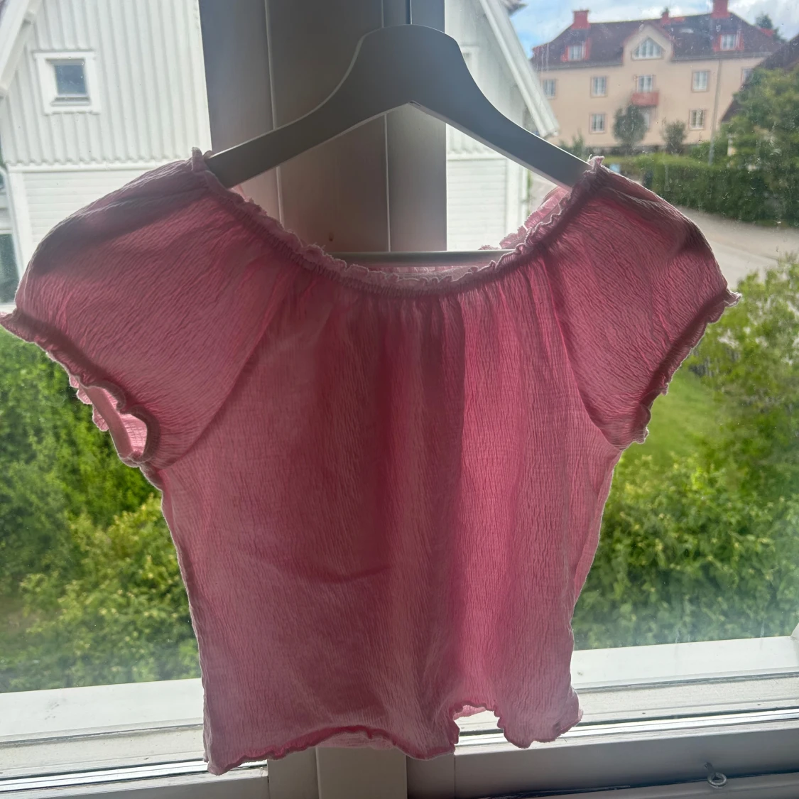Rosa offshoulder topp med volangkant