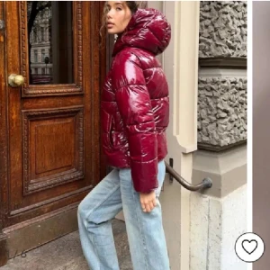 Vinröd glansig pufferjacka med huva - Säljer min nästan helt oanvända vinröda puffiga jacka från Nelly. Perfekt för en kylig höst-och vinterdag. Använt ca 3 gånger, och har inga synliga defekter. Köpte den förra vintern, nypris 800 kr. 🩷
