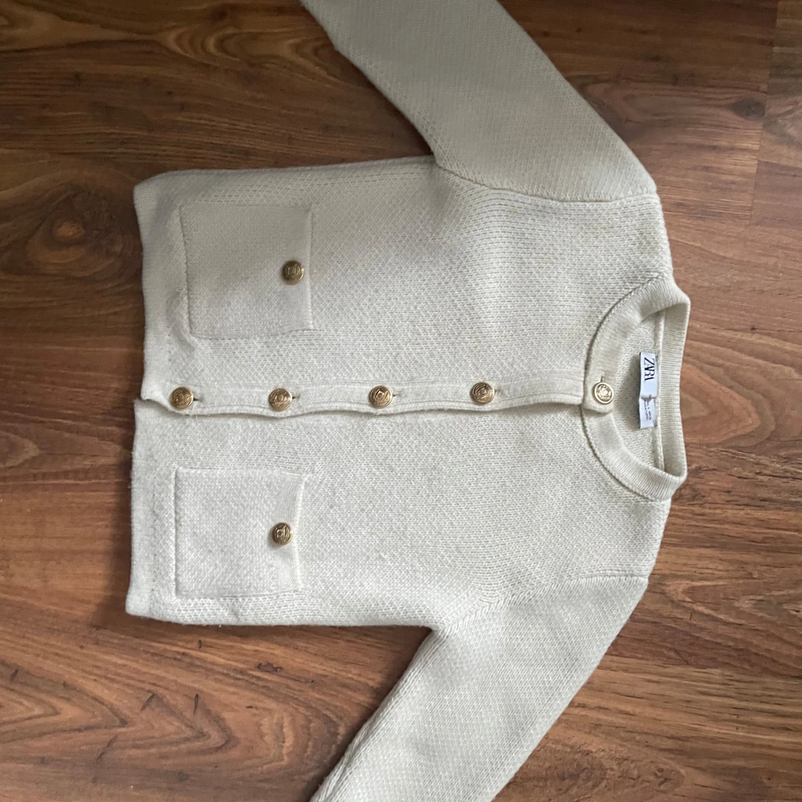 Beige kofta från Zara med guldknappar - 1