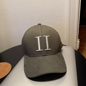 Les Deux keps (SnapBack) - Grön keps från Les Deux Tillverkad i bomull för en bekväm passform. (Ser grå ut på bilderna men kepsen är grön). Aldrig använd, önskas fler bilder så är det bara att skriva. OBS FINNS UTE PÅ FLER SIDOR