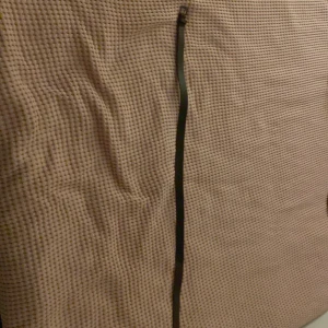 Svart klassiskt skärp i skinn - Snyggt och stilrent svart bälte i skinn med enkel, matt svart metallspänne. Bältet är smalt och har flera hål för justering. Perfekt för att ge en clean look till jeans eller byxor.