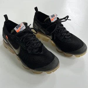 Nike x Off-White Vapormax - Svarta Nike x Off-White Vapormax i bra skick. En liten spricka i sulan men ingen som påverkar användningen.