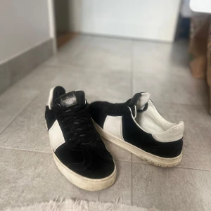 Valentino Garavani Flycrews - Valentino Flycrews storlek 44 passar 45, skorna har tappat 9 nitar men enkelt att fixa skorna e helt perfekta förutom en liten skada som man kan se på sista bilden som även det är enkelt att fixa bara skorna medföljer då jag ej har något med till det. För mer bilder eller så är det bara att skriva👍🏼