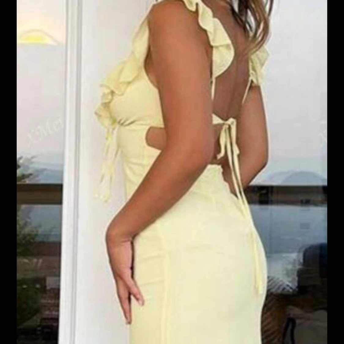Alldrig använd!!Ljusgul långklänning med volang - 1