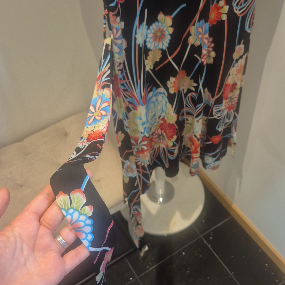 Blommig blus från Famosa i svart - 4