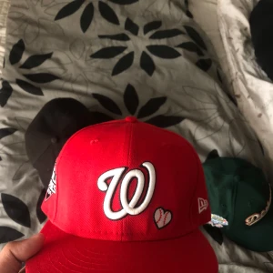 Röd Washington Nationals keps New Era - Säljer en röd keps från New Era med Washington Nationals-logga köpte den 600 kan diskuteras vid snabb äffär 