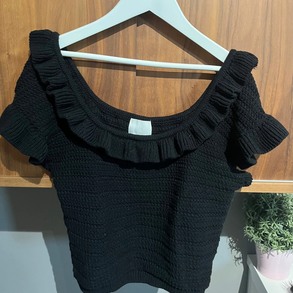 Svart stickad topp med volang - 1