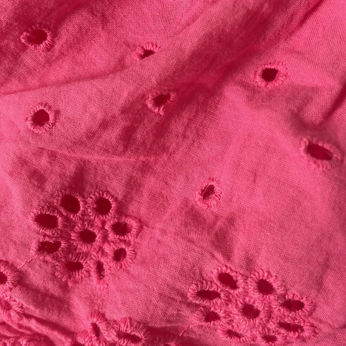 Broderad offshoulder topp i vitt & rosa - 2