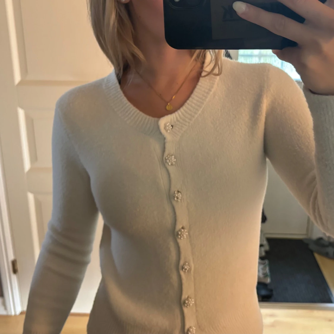 Vit kofta från Zara med pärlknappar