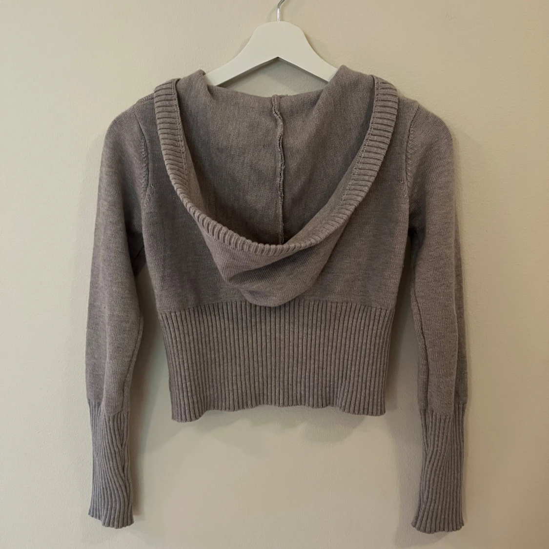 Grå croppad stickad hoodie - 2