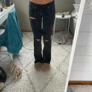 Svarta jeans  - jätte fina jeans från lager 157 som jag har klippt hål i. fint skick och inte så andvända💞innreben:80cm