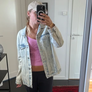 Ljusblå jeansjacka från Zara Trafaluc - Säljer en snygg ljusblå jeansjacka från Zara Trafaluc i storlek S.  Väldigt bra skick💕