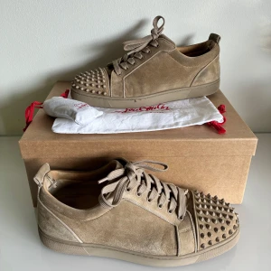 Chirstian louboutin skor - Ett par väldigt stilrena louboutin skor i storleken 45. Skorna är i ett använt skick, där alla defekter går att se på bilden. Alla tillbehör är inkluderade. Skriv gärna vid funderingar!