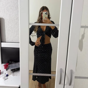 Prickigt sett med kjol och topp - Jättefint prickigt sett ifrån Gina tricot, aldrig kommit till användning