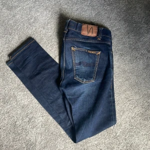 Mörkblå jeans från Nudie Jeans,  - Märke: Nudie Jeans                                                              Storlek: 29/32                                                                          Färg: mörkblå                                                                 Skriv om mer info👌