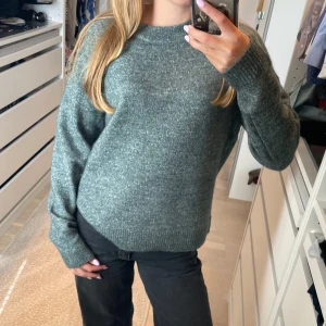 Grön stickad tröja från Vero Moda💞 - Mysig mörkgrön stickad tröja från Vero Moda!Tröjan har en klassisk, lite loose passform och är perfekt för lager-på-lager. Passar dig som gillar enkel och stilren look. Tröjan är endast använd en gång och är därför i nyskick!💕