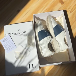Valentino Garavani Open sneakers vit/blå - säljer mina valentino open i mörkblå och vit, perfekt för dig som vill ha lite elegans i vardan, skon är både till för sommar och vinter, dustbag och box ingår, tveka inte på att höra av er vid frågor eller prisförslag, mvh karl