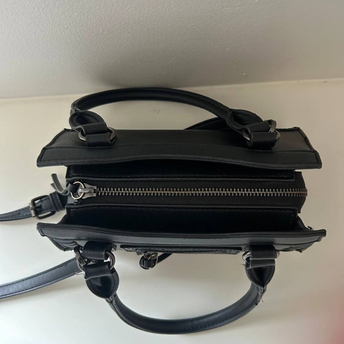 Svart väska från Gina Tricot  - 1