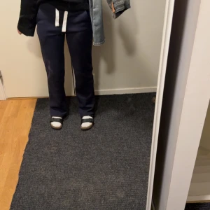 Mörkblå mjukisbyxor med snörning - Helt nya med prislapp från russemerch 