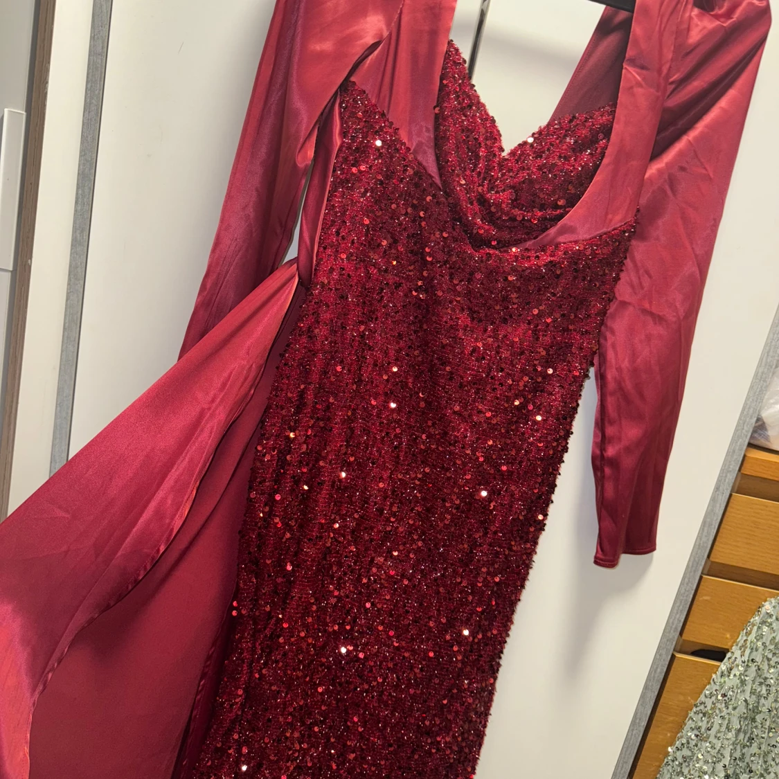 Vinröd glittrig långklänning L - 1