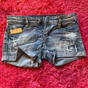 Blå slitna jeansshorts Stradivarius - Dom är köpta sent 2000tal men har endå hållt hyfsat, dom har ett hål i skrevet men annars är det fin fint skick!