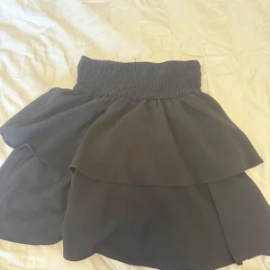  volangkjol  ONLY -  svart volangkjol från ONLY med bred resår i midjan i storlek 36. 