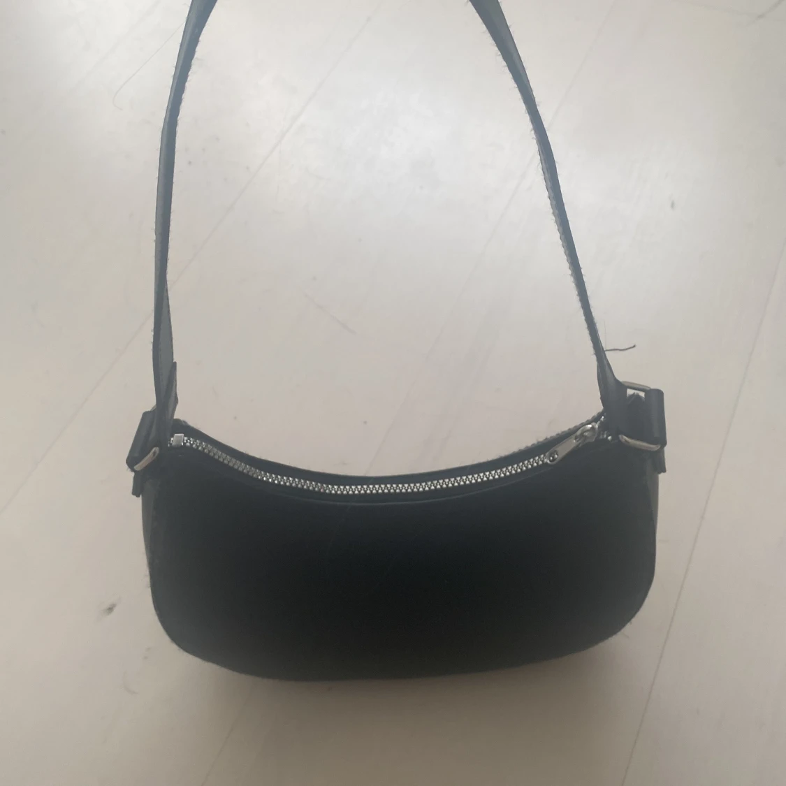 Svart axelväska i skinnlook - 2