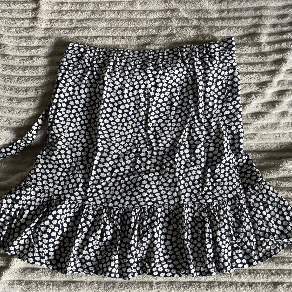 Söt mörkblå kjol med vita blommor - 1