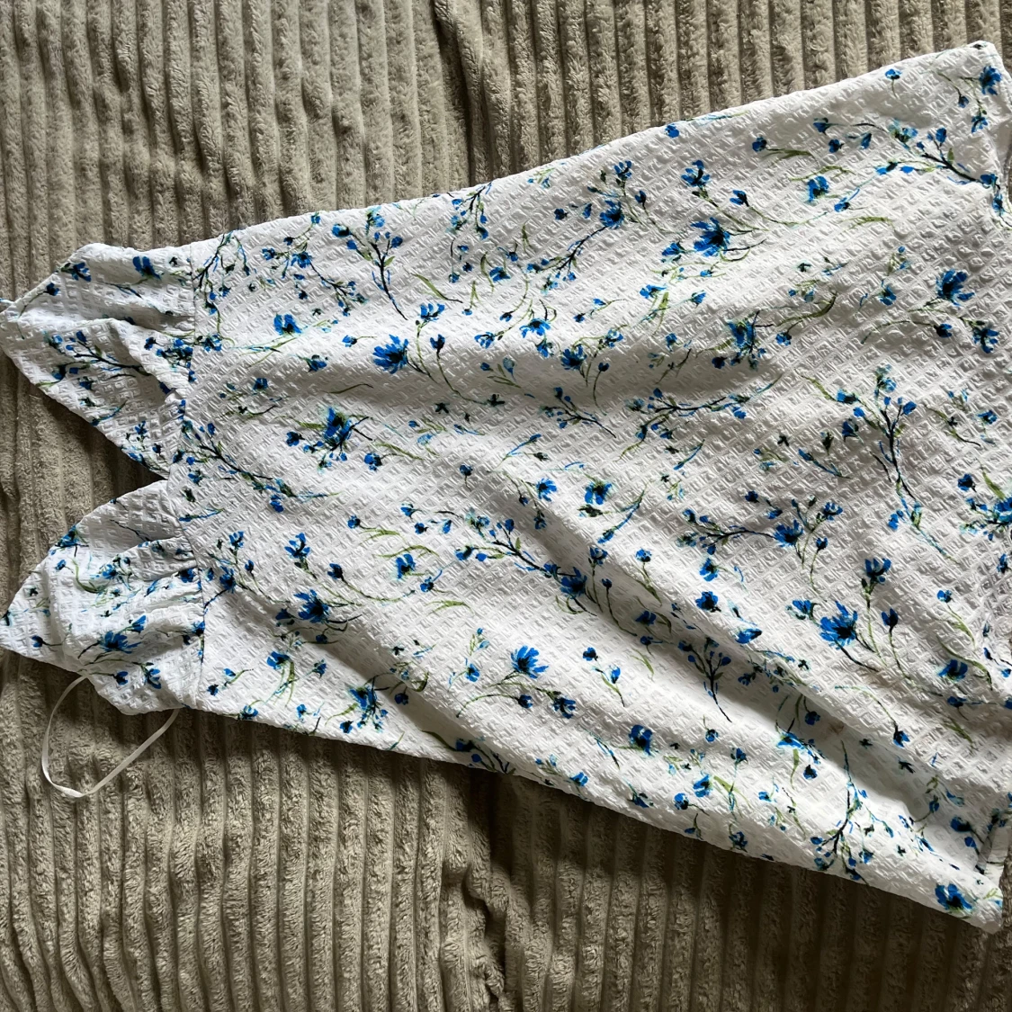 Vit blommig sommarklänning från gina tricot 