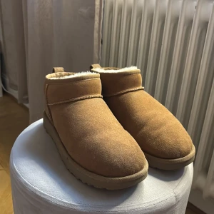 Bruna UGG boots i mocka med fårskinn - Mysiga bruna boots från UGG i mjuk mocka med fluffigt vitt fårskinnsfoder. Använda under förra hösten och inte speciellt slitna då jag har tagit hand om det ordentligt! Nästan som nya :)