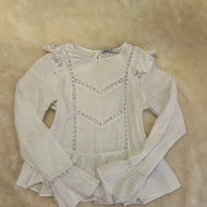 Vit blus - Fin blus från nakd som aldrig används!🥰