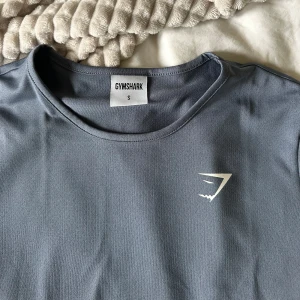 Blå Gymshark t-shirt  - Så snygg och skön gymshark T-shirt som endast är använd ett fåtal gånger! 🩷säljer fler produkter från gymshark i min profil 🩷