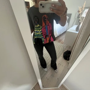 T-shirt med tryck - Säljer nu min grå T-shirt med coolt motiv då den ej kommer till användning längre. Skriv för fler bilder!