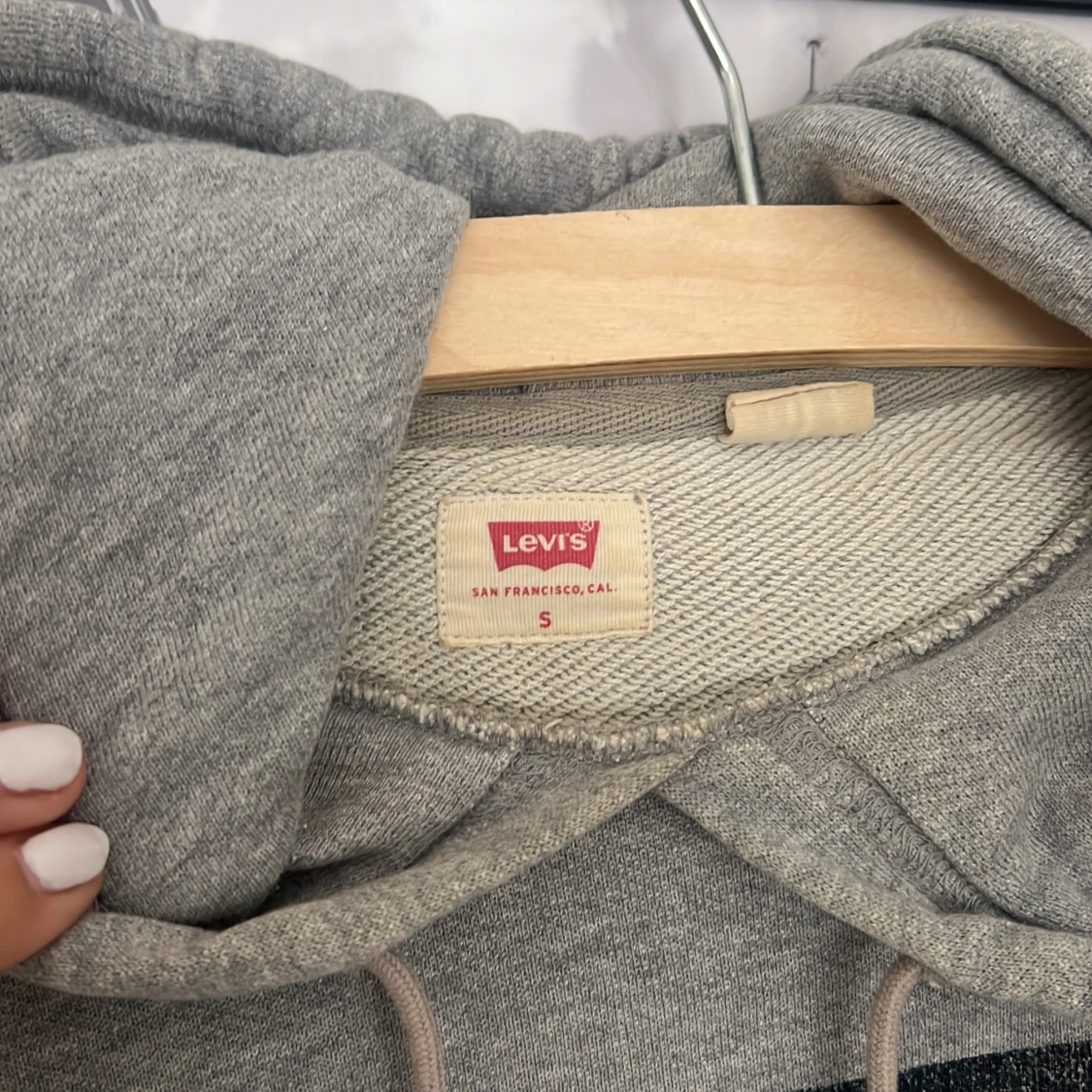 Grå hoodie från Levi's med logga - 1