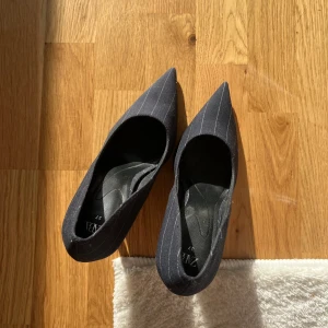 Zara pumps - Så snygga och classy klackar endast använda 1 kväll! Nypris 400kr