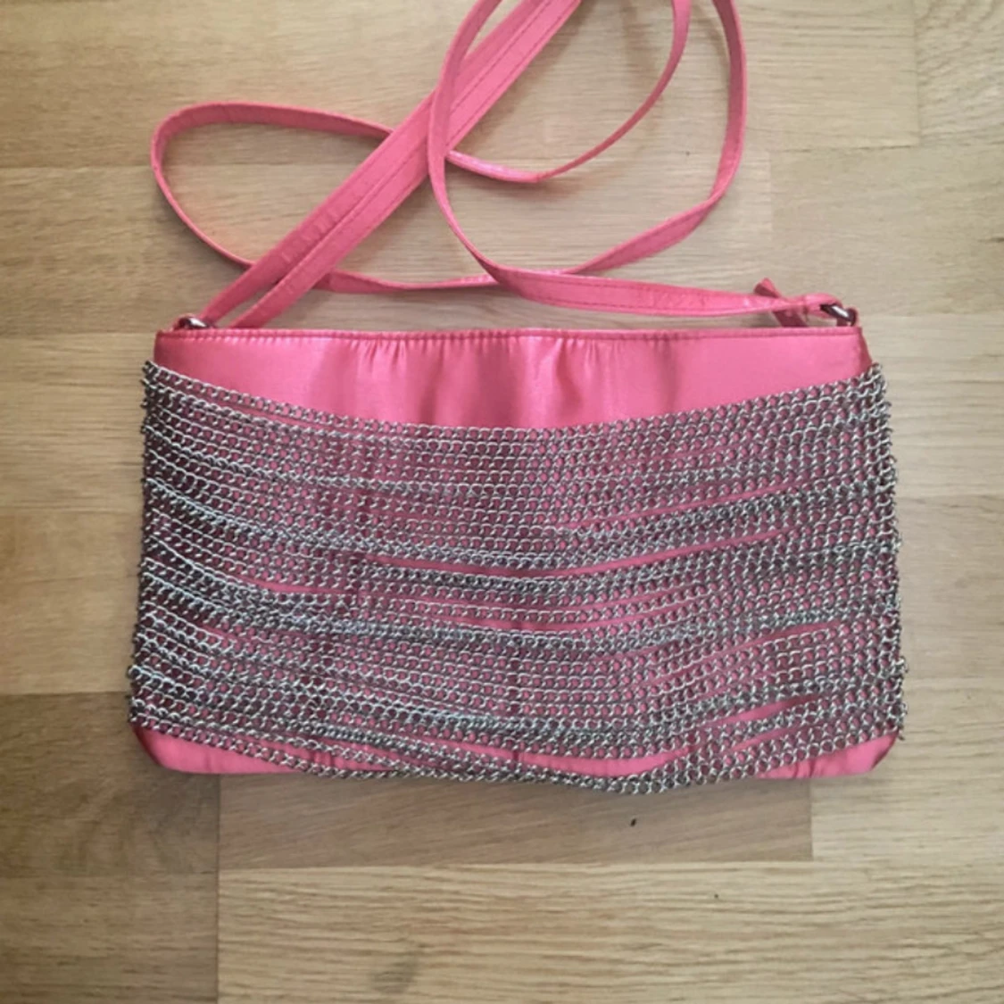 Rosa axelväska med kedjedetaljer Gina Tricot