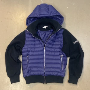 Tvärfet Cardigan till höst/vintern  - Tjena, säljer min gamla jacka som är perfekt nu till hösten/ vintern. Otroligt bra skick då den har blivit väldigt bra omhändertagen med. Sitter bra på mig som är straks under 180 (60kg). Tveka inte på att skriva med minsta lilla fundering 🤔💯🙏🙏💯💯