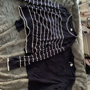 Två mörkblå tröjor från H&M Divided M - Säljer två mörkblå tröjor från H&M Divided i storlek M. Ena tröjan är helfärgad och den andra har vita horisontella ränder. Båda har rund hals och långa ärmar, perfekta för lager-på-lager och chill stil.