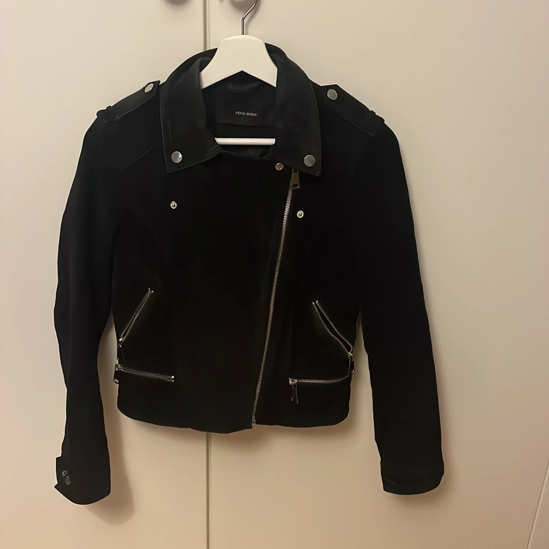 Svart bikerjacka från Vero Moda - 3