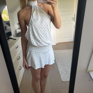 Jaded London klänning - Säljer denna superpopulära Jaded London klänning som aldrig kommit till användning, tyvärr finns inte lapp kvar. Pris kan diskuteras!🤍🖤