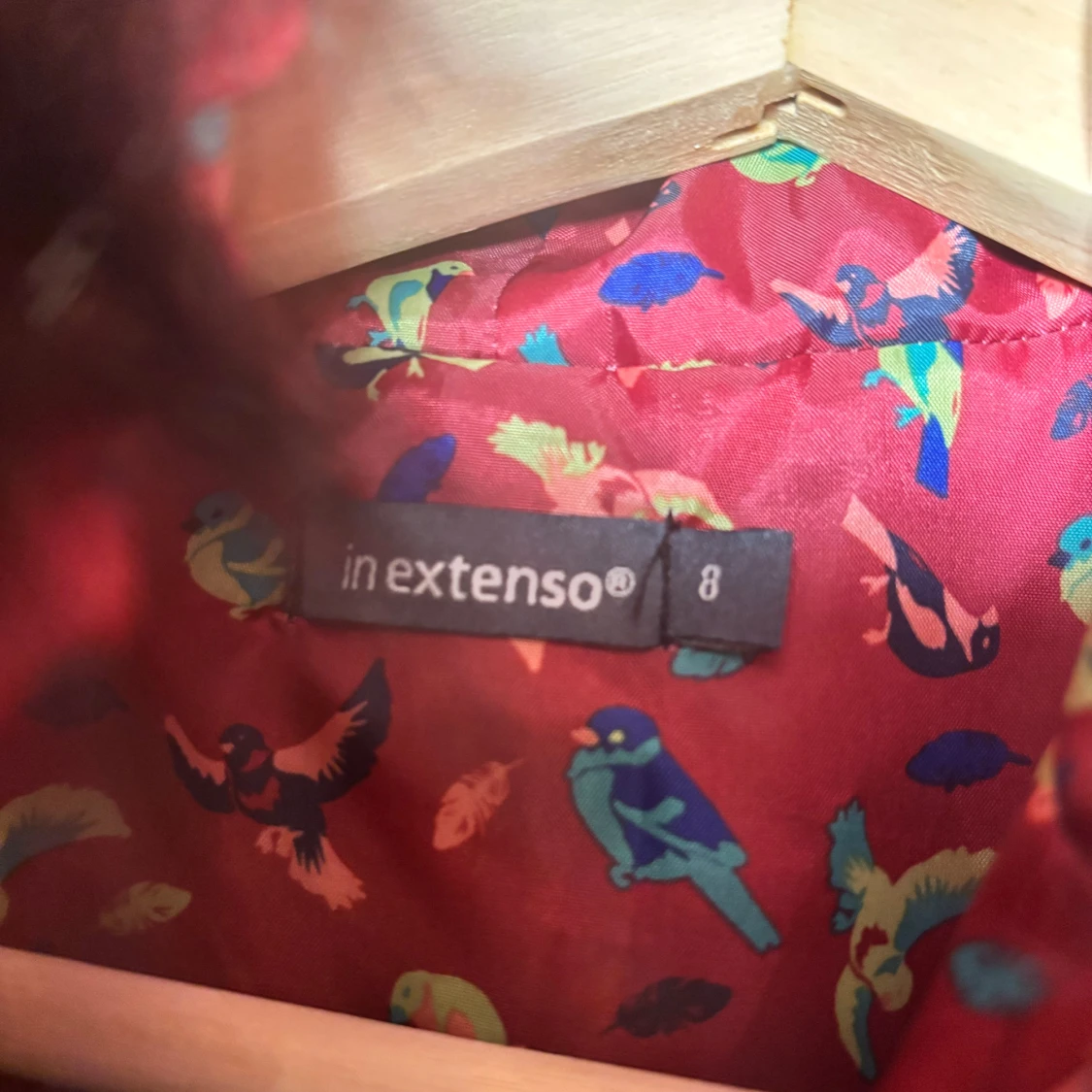 Vinröd pälsväst med huva från In Extenso - 1