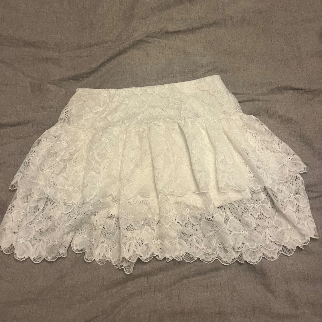 Vit volangkjol i spets