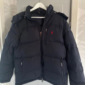 Ralph luaren jacka  - Säljer den då har tröttnat på den. Skick 9/10 har använt den väldigt sparsamt. Fundera inte på att ställa frågor!