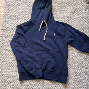 Mörkblå  hoodie från Polo Ralph Lauren🤩 - Säljer en mötkblå hoodie från Polo Ralph Lauren med vit broderade logga på bröstet. Tröjan är i storlek S🤩🤝