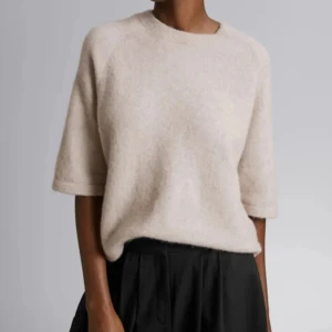 Beige stickad tröja från & Other stories - Supermjuk och skön tröja från & Other stories  Knappt använd, och finns inte att få tag i längre. Storlek xs men passar mig som har storlek s och den är även ganska stretchig! Kom gärna med prisförslag❤️